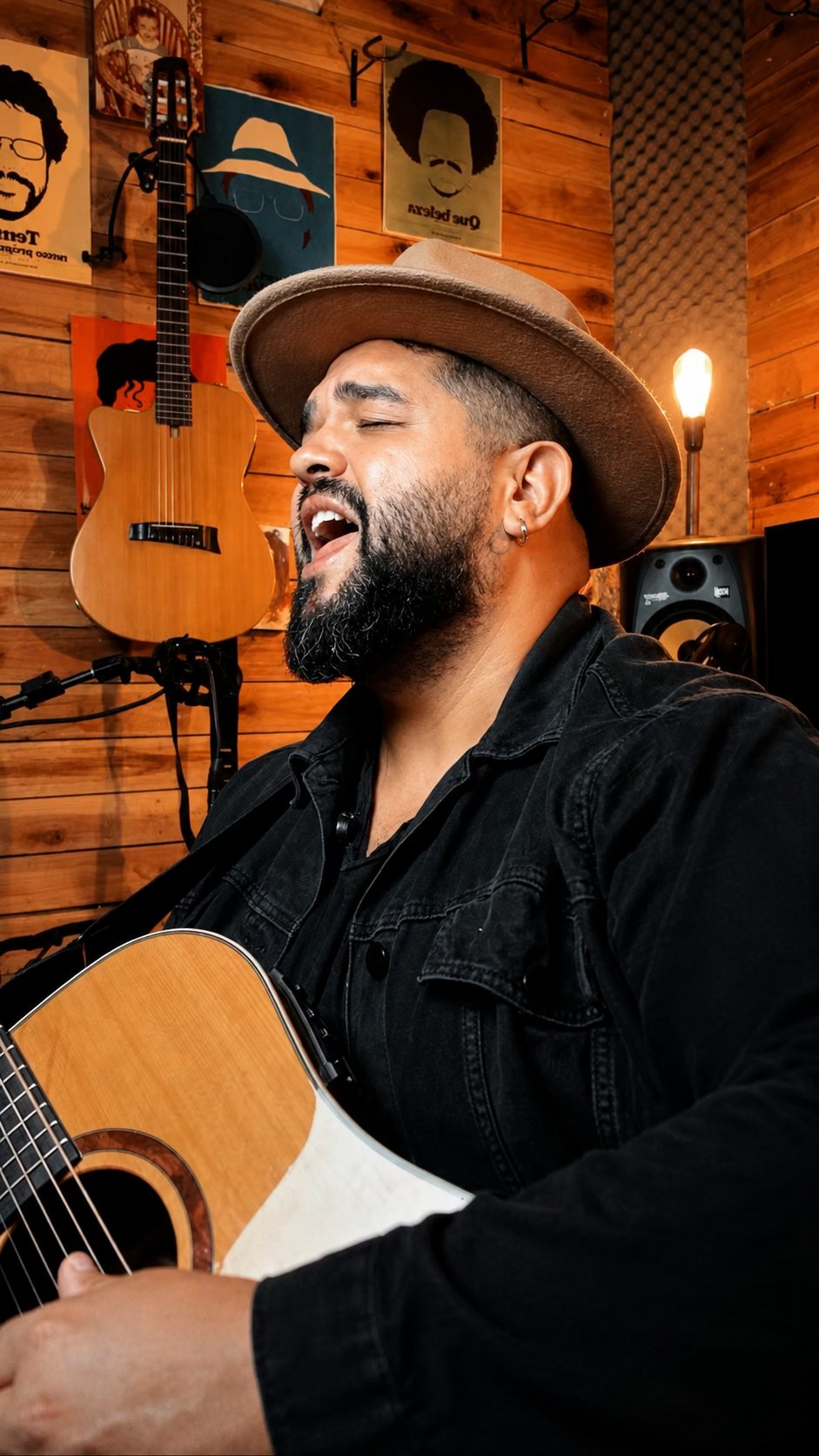 Músicos gravando em estúdio profissional